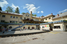 Sredi&scaron;če mladih: vsebinski in arhitekturni razvoj