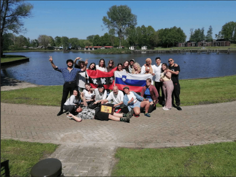 Z ustvarjalnostjo do nepozabnih trenutkov: Slovenska ekipa na mladinski izmenjavi 'Crafts of Europe"