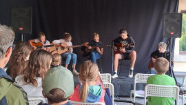 Večer ob zvokih strun na terasi MC Idrija: Mladi kitaristi navdu&scaron;ili na zaključnem koncertu