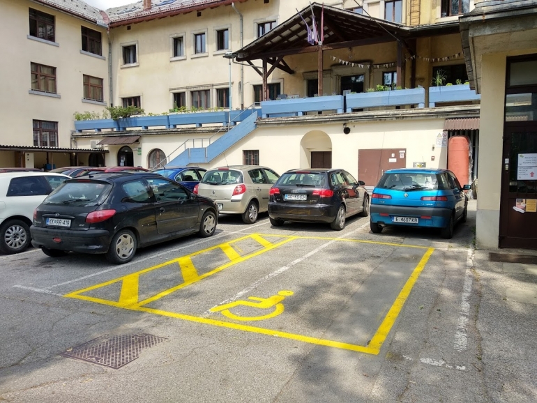 Kako dostopni so prostori Mladinskega centra in hostla Idrija za različne skupine ljudi?