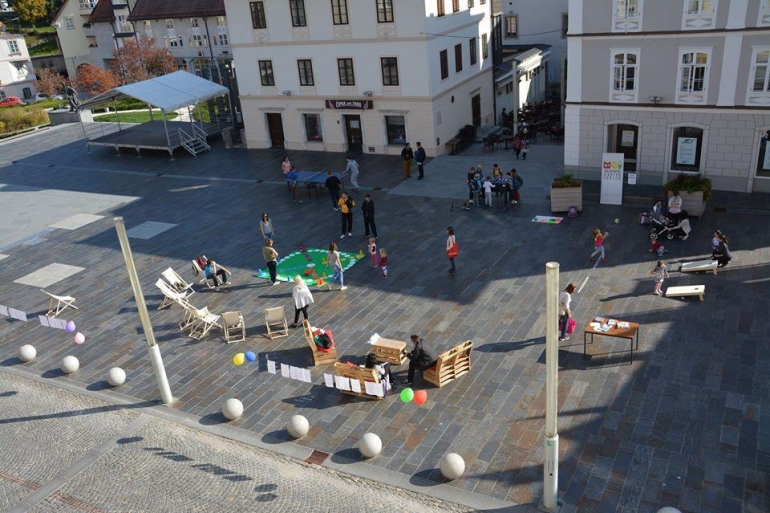 Mestno igri&scaron;če in gledali&scaron;ka predstava