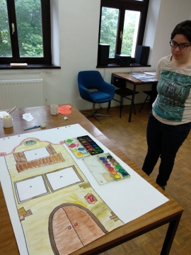 DEŽELA VELIKE TOVARNE BESED - LUTKOVNA PREDSTAVA V ANGLE&Scaron;ČINI