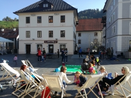 Poln plac in mladostni vrvež