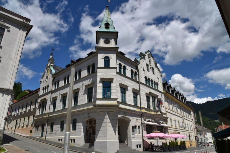 STAVBA NA MESTNEM TRGU 1